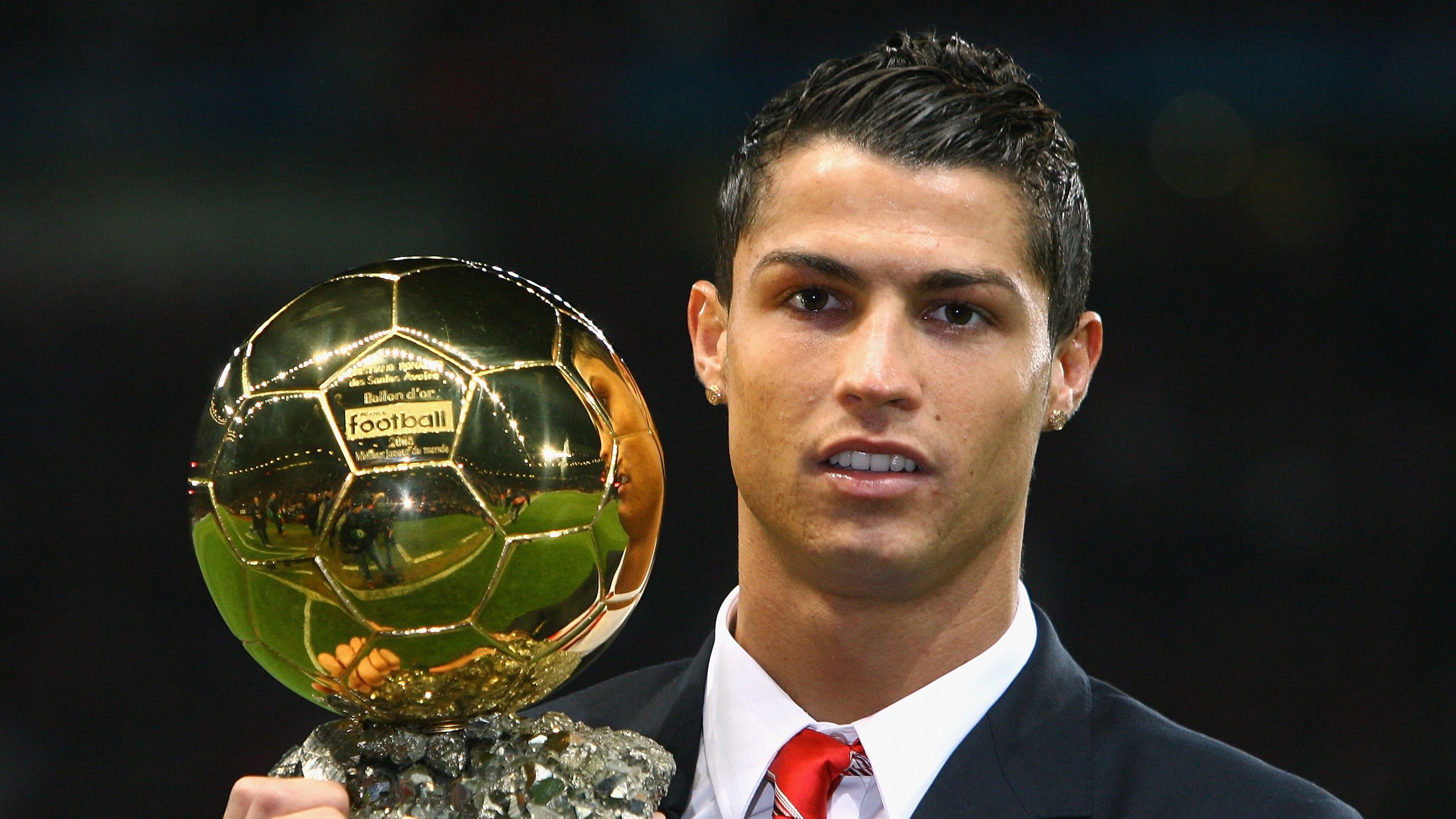 欧冠主题球场灯光秀走红 各地主场争相打造“灯光之夜”